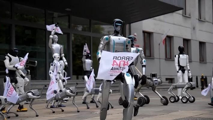 Humanoid robotlar etiraz aksiyası keçirdilər: “Qanunlar və qaydalar istəyirik!”