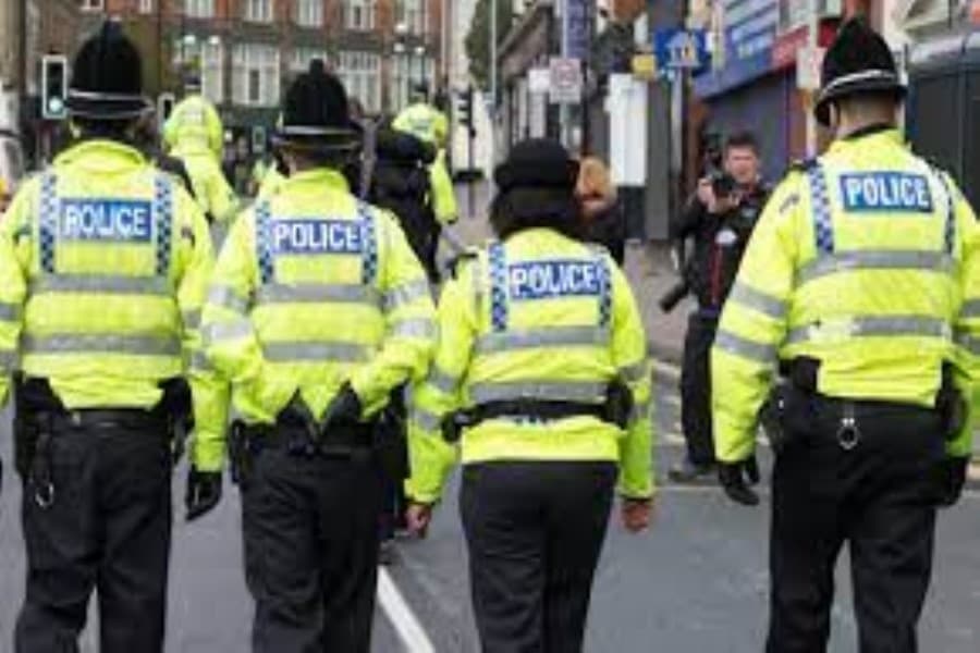 Böyük Britaniya deputatlarını və diplomatlarını qoruyan polis zorlama ittihamlarını etiraf edir - ÖZƏL