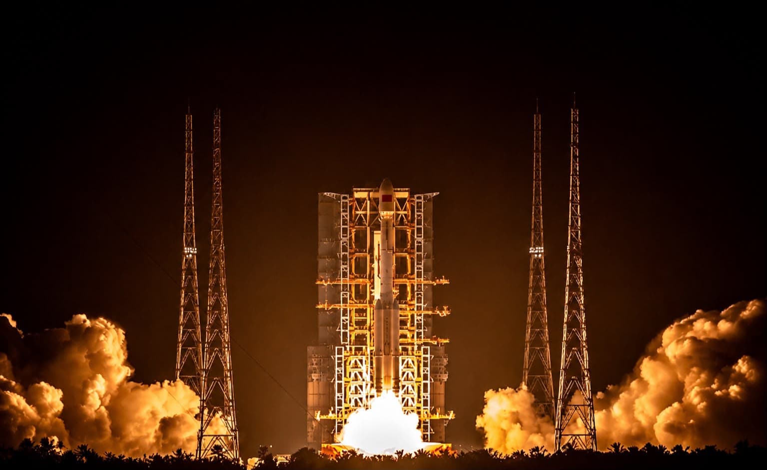 Peyk daşıyan Çin raketi havaya qalxdıqdan bir neçə saniyə sonra partladı