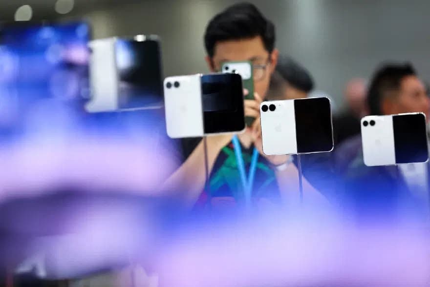 Apple yeni iPhone modellərini təqdim etdi, Samsungdan istehzalı paylaşım