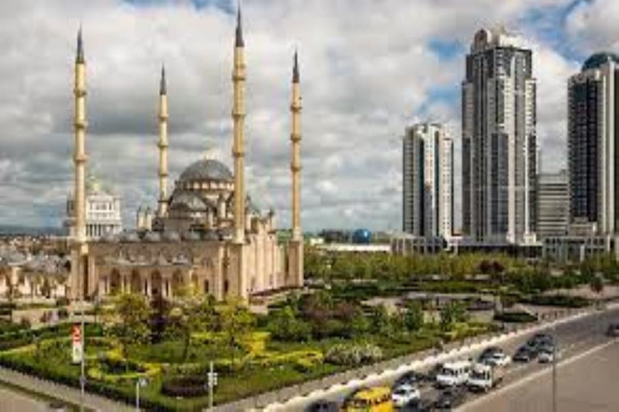 Çeçenistanın Açxoy-Martan rayonunun keçmiş rəhbərinin oğlu dörd avtomobili yandırıb - ÖZƏL