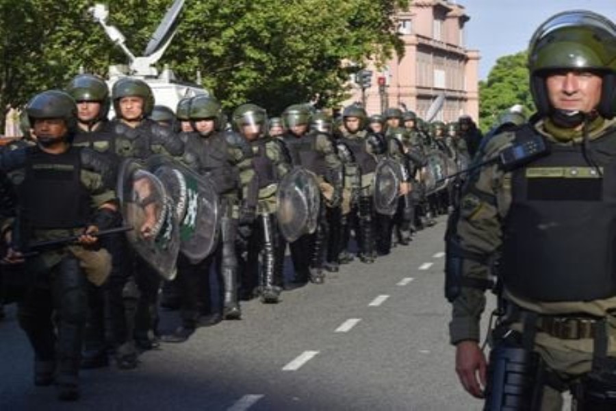 Argentinada polis prezidentin islahatlarına qarşı etirazçıları gözyaşardıcı qazla dağıdıb