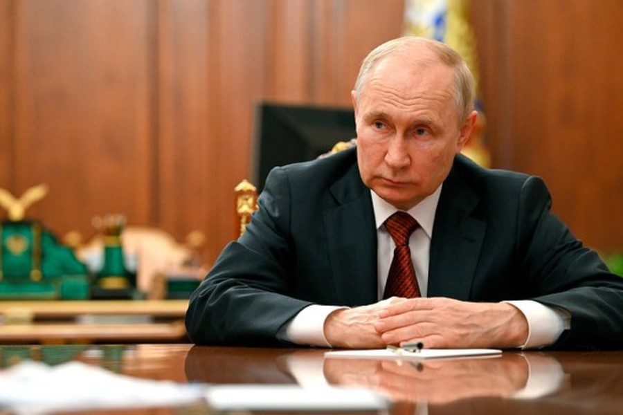 Rusiyalı Putindən aldığı medalı traktora görə satışa çıxarıb