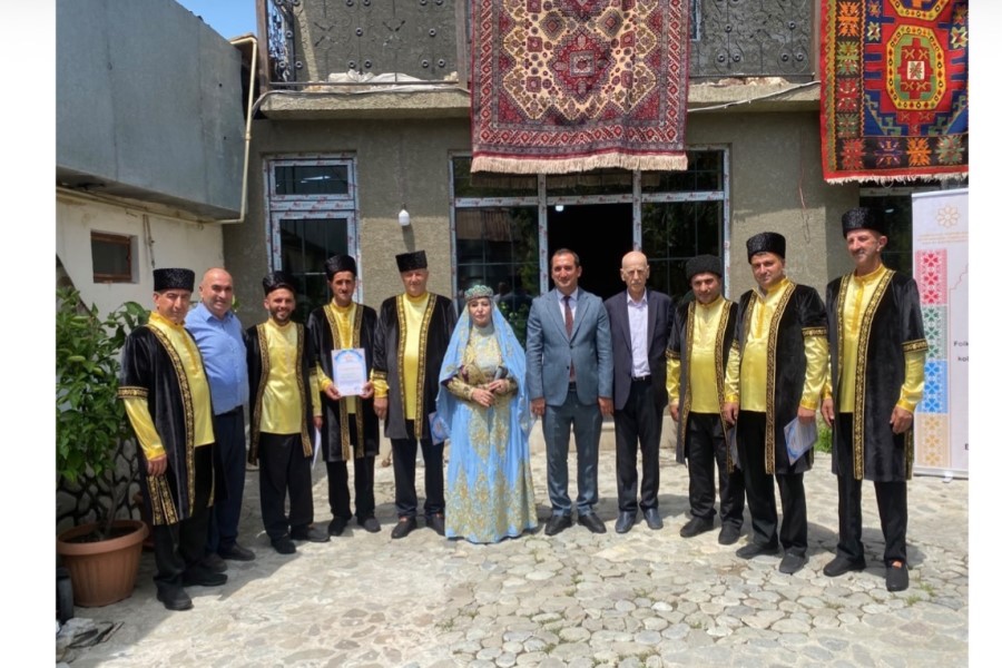 “Folklorumuzu yaşadaq: tat folklor kollektivlərinə dəstək” layihəsi çərçivəsində Lahıc və “Xınayaxdı” Xalq Folklor Kollektivlərinin geyim dəstləri təqdim edilib