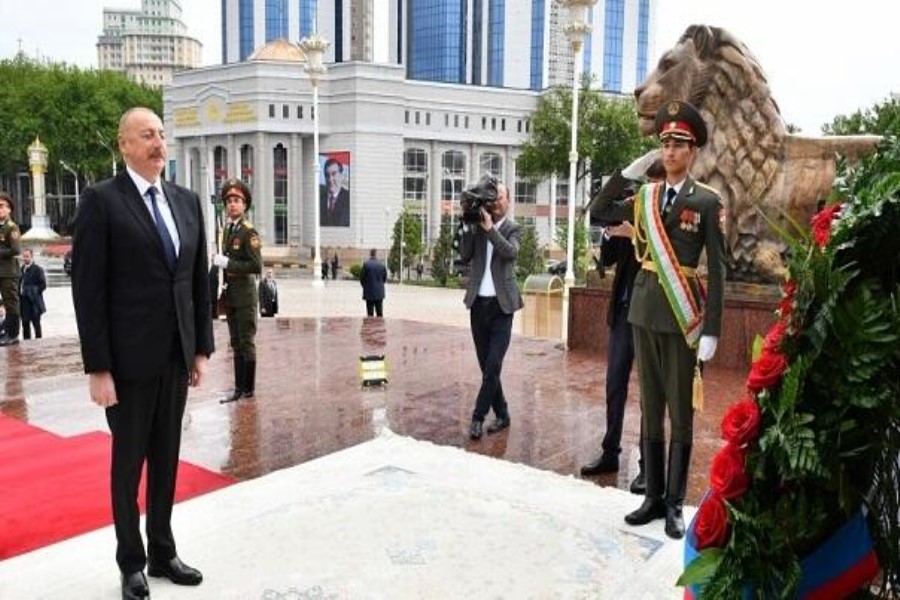 İlham Əliyev Düşənbədə bu abidəni ziyarət etdi
