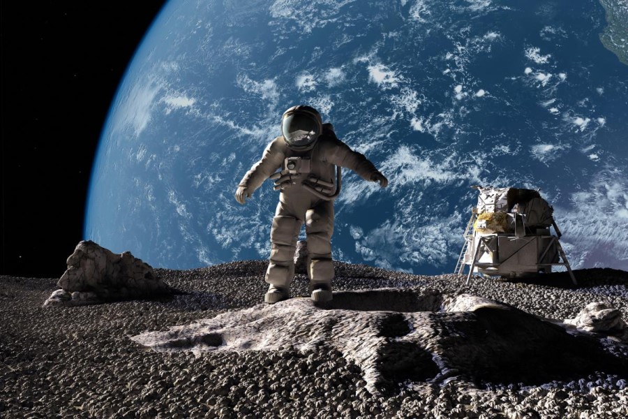 Çinli astronavtlar müəmmalı obyektin onlara çırpılmasından sonra kosmosda qalıblar