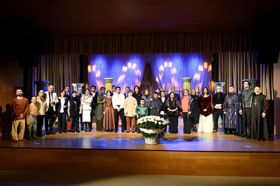 DOST İnklüziv İnkişaf və Yaradıcılıq Mərkəzində “Hamlet” tamaşasının premyerası olub