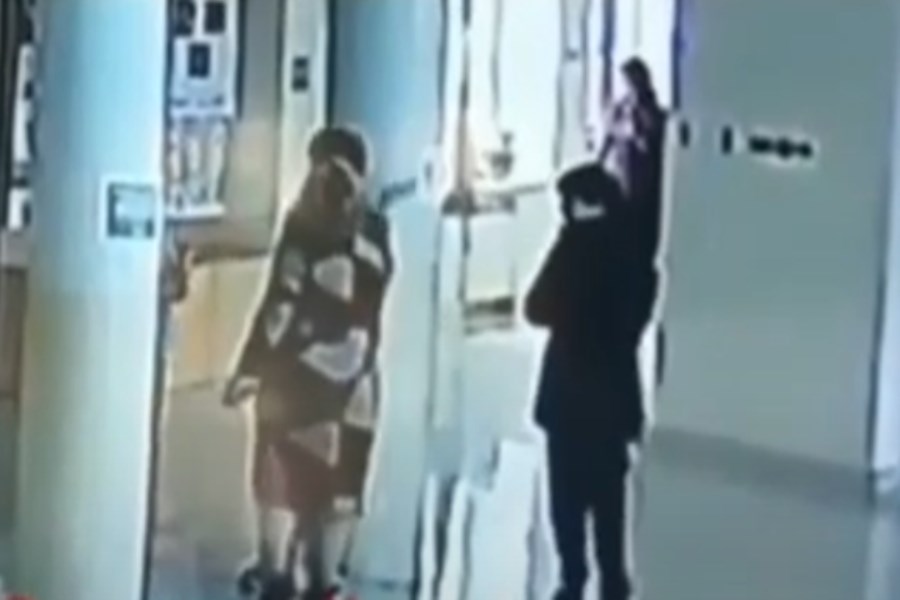 Bakıda direktor məktəbdə şagirdləri döydü - Video