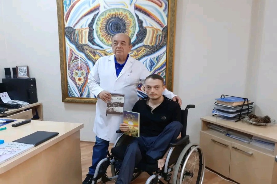 Yazıçı Etibar Həsənzadənin “Zəfərlərə Doğru” kitabı Paşa Qəlbinura hədiyyə olundu - FOTOLAR