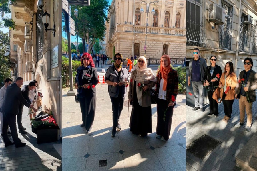 Bir qrup QHT rəhbərləri İranın Azərbaycandakı səfirliyinin binası önünə gül dəstələri düzüb