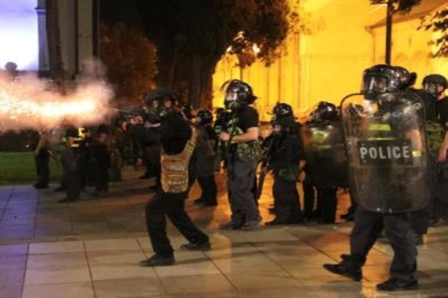 Gürcüstanın xüsusi təyinatlıları mitinq iştirakçılarını dağıtmağa başlayıb: itkilər var