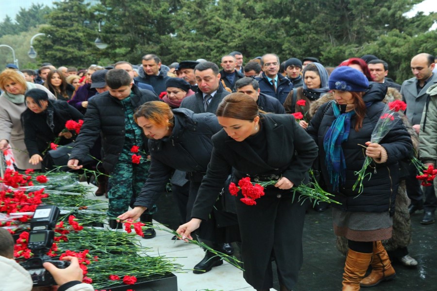 Agentlik və QHT-lər Ümumxalq Hüzn Günündə Şəhidlər xiyabanını ziyarət ediblər - FOTO