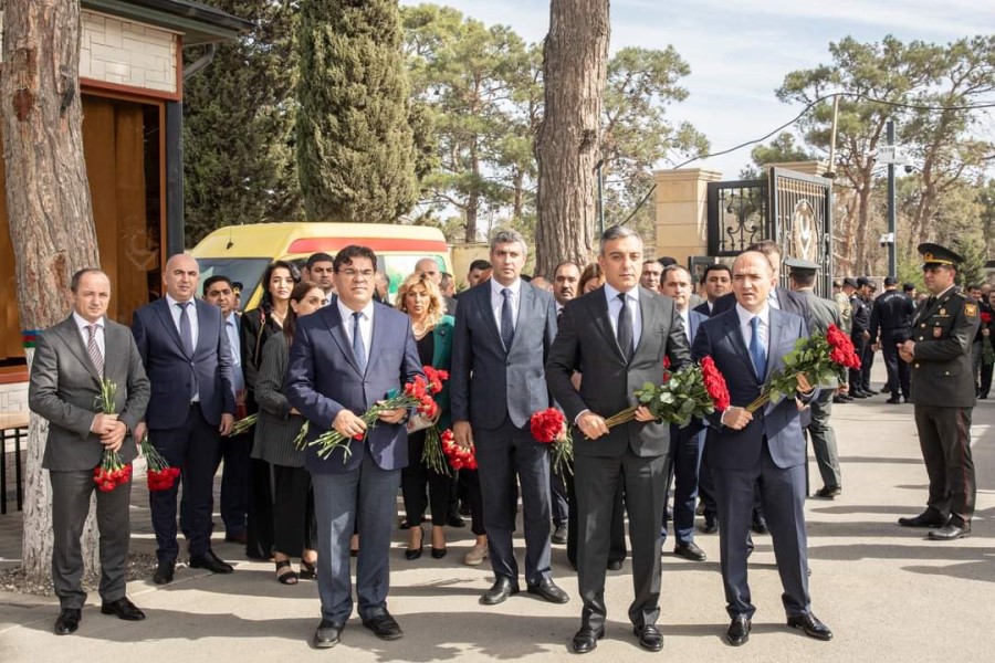 Nazirliyin kollektivi İkinci Şəhidlər xiyabanını ziyarət edib
