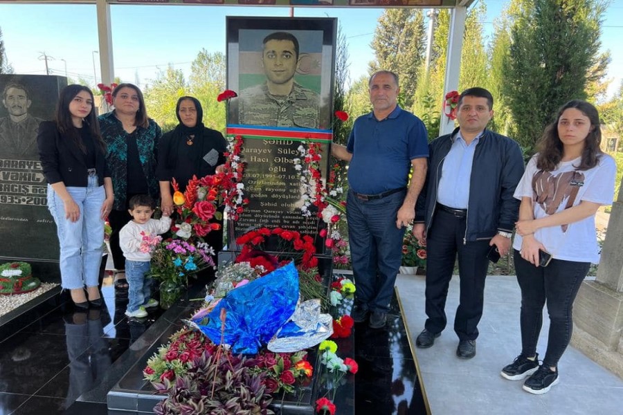 Müəllim və tələbələr şəhid olmuş UNEC məzun və tələbələrin məzarını ziyarət ediblər - FOTOLAR