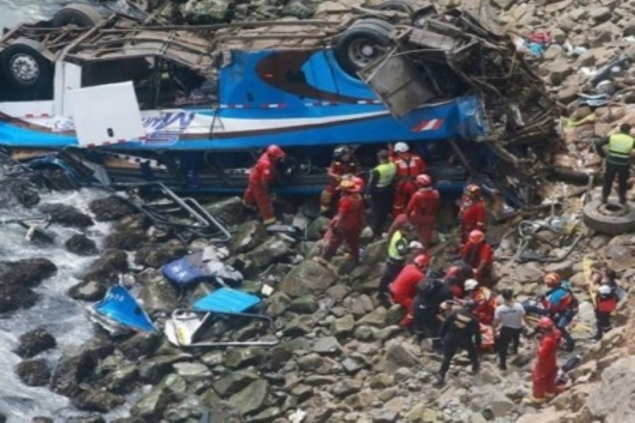 Peruda avtobus uçurumdan aşıb, 15 nəfər ölüb - FOTO