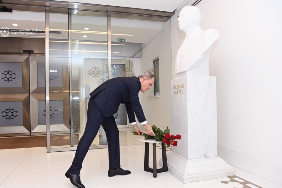 Ceyhun Bayramov Ümummilli Lideri Heydər Əliyevin əziz xatirəsini dərin ehtiramla yad etdi