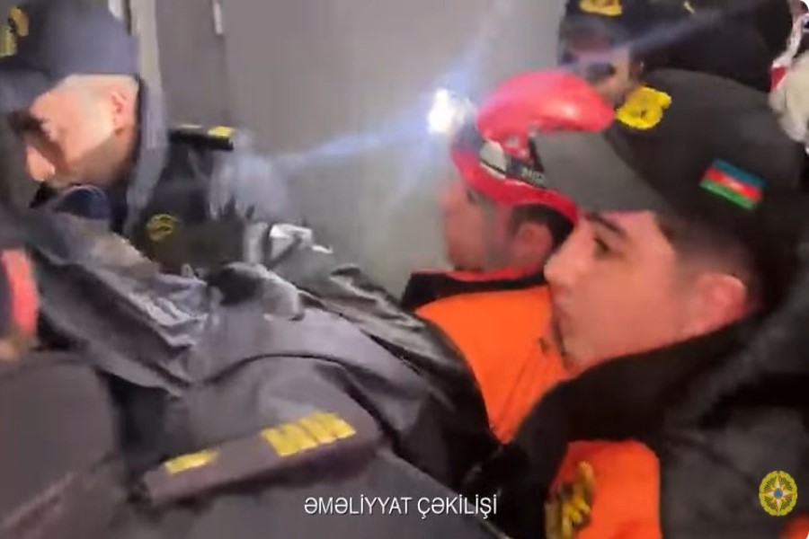 Bakı şəhərində çoxmərtəbəli binada yanğın – FHN operativ müdaxilə ilə söndürüb / VİDEO