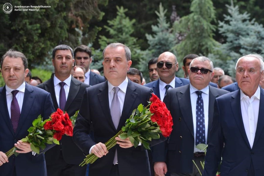 Xarici İşlər Nazirliyinin heyəti Fəxri Xiyaban və Şəhidlər Xiyabanını ziyarət edib