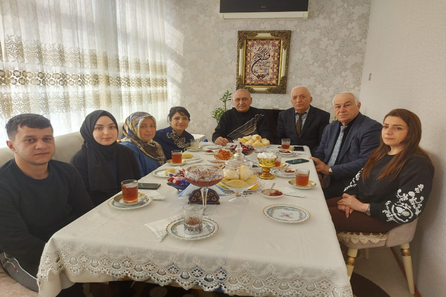 İçtimai Şura üzvləri Türkiyədə baş vermiş zəlzələ nəticəsində Azərbaycana təxliyyə edilmiş ailəyə baş çəkib - FOTO