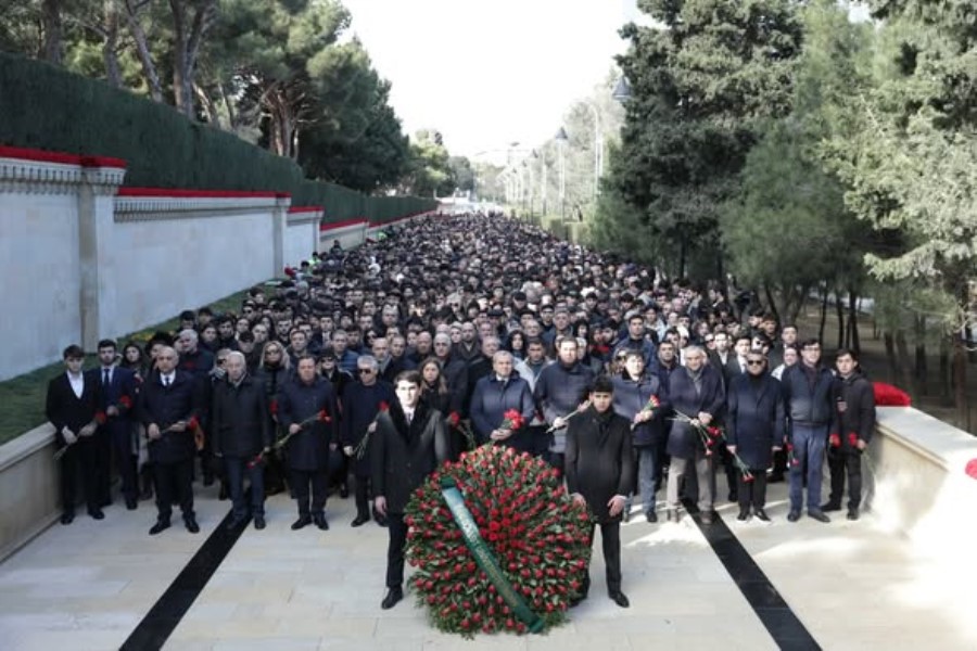 BDU kollektivi Şəhidlər xiyabanını ziyarət edib - FOTOLAR