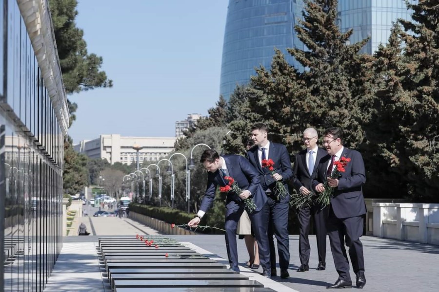 Rumıniya nümayəndə heyəti Şəhidlər xiyabanını ziyarət edib