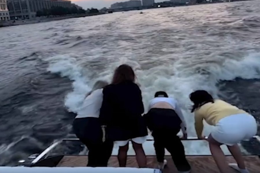 Qız hərəkətdə olan qayığın pərvanəsinin altına düşüb
