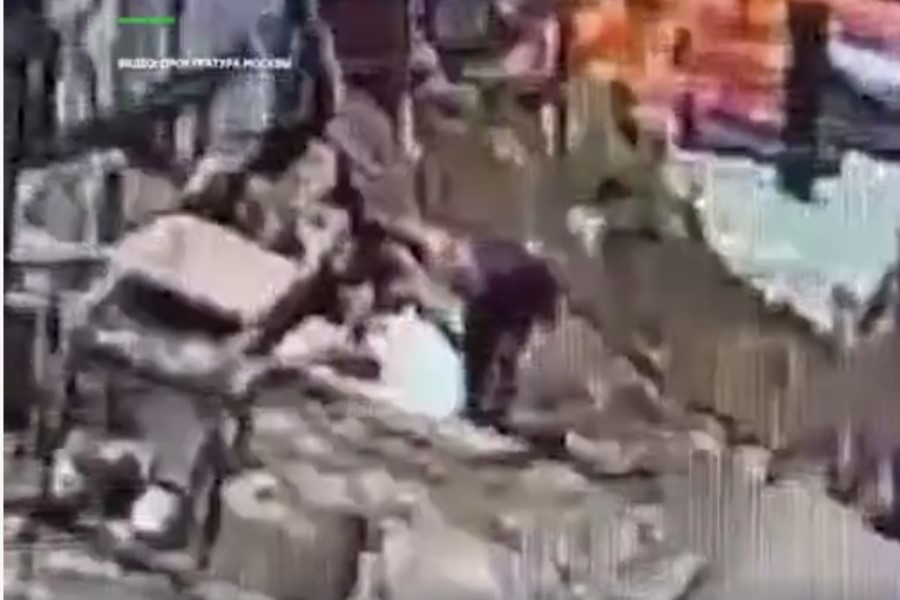 Fəhlə açıq kanalizasiya quyusuna düşdü- VİDEO/ ÖZƏL