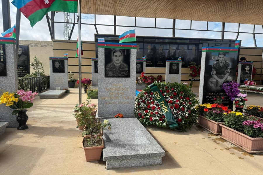 BDU tələbələri Şəhidlərin məzarlarını ziyarət edib - FOTOLAR