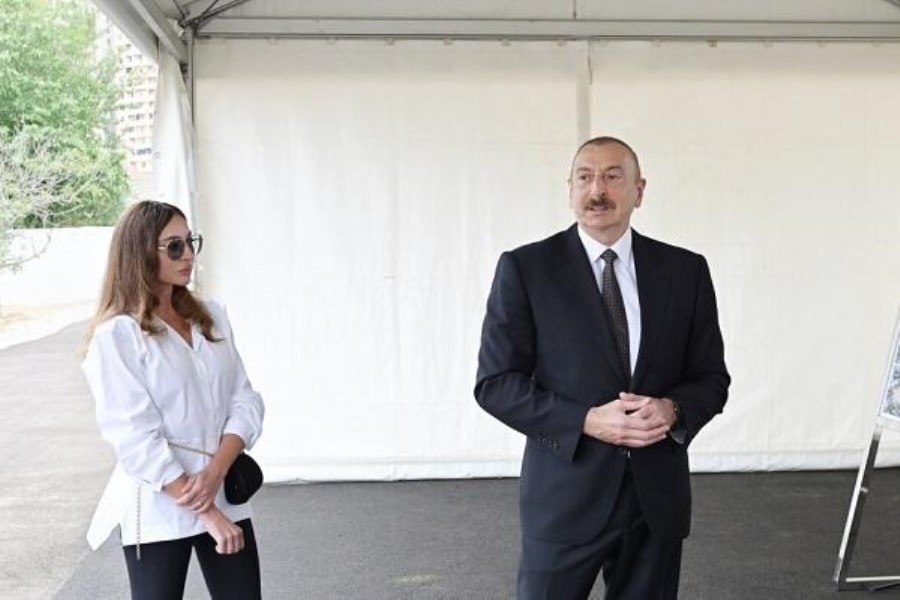 İlham Əliyev və xanımı Zəfər parkında