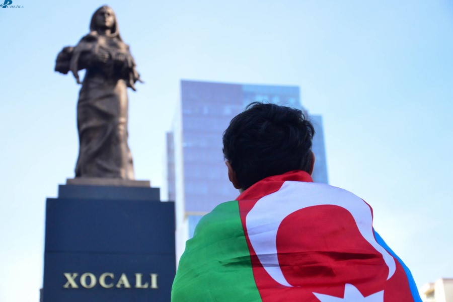 Hökumət rəsmiləri Xocalı soyqırımı abidəsini ziyarət etdi