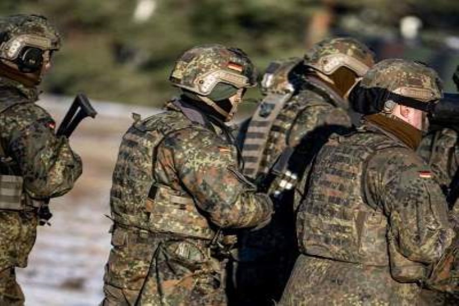 Almaniya kişilər və qadınlar üçün məcburi hərbi xidmətin tətbiqini təklif edib