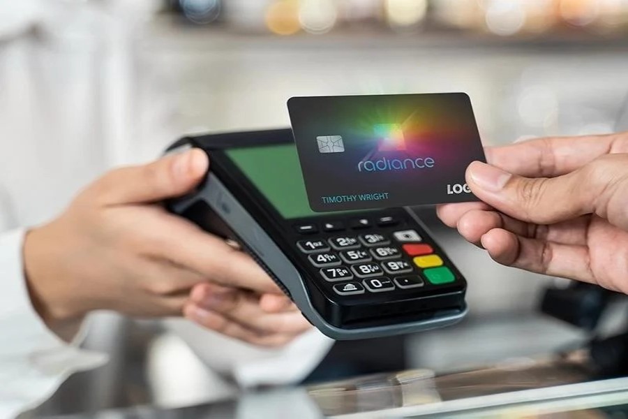 Dünyanın ilk OLED displeyli bank kartları buraxıldı