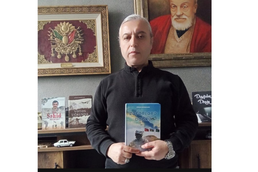 Yazar Etibar Həsənzadə kitablarını Selçuk İnana təqdim etdi - VİDEO