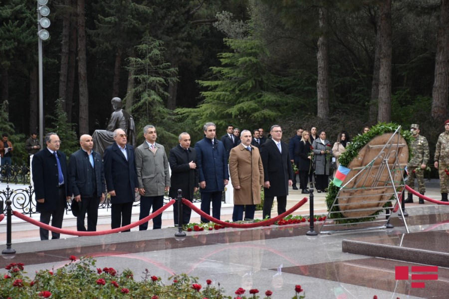 QHT-lərə Dövlət Dəstəyi Agentliyinin kollektivi Heydər Əliyevin məzarını və II Fəxri xiyabanı ziyarət edib - FOTOLAR