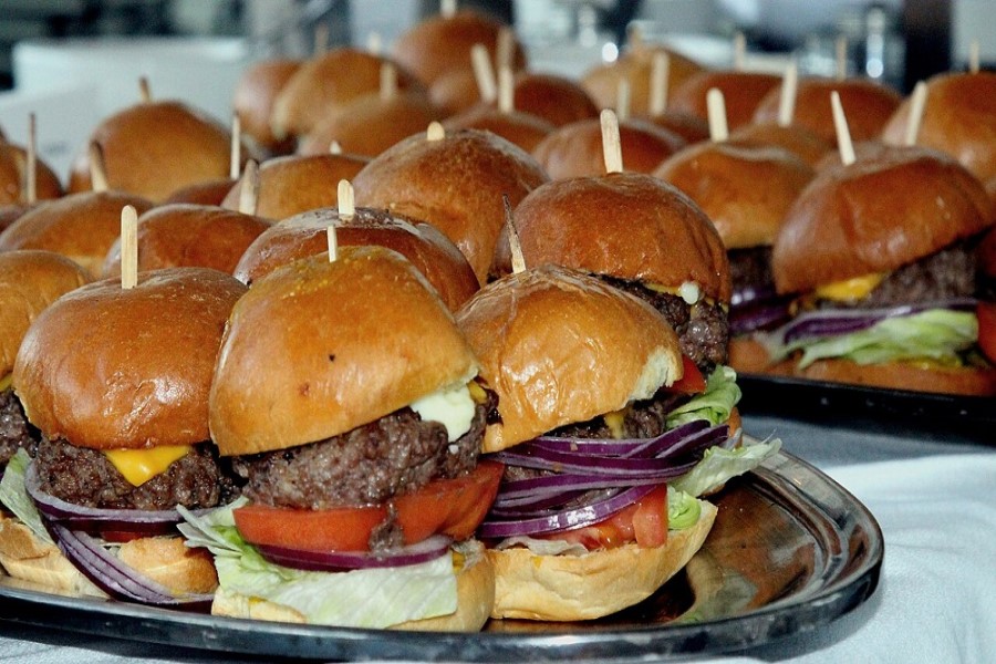 Hamburgerlərin təxminən 90%-də kanserogen mikroplastiklər var