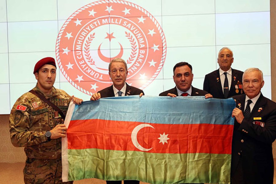 QHT Qarabağda ucaldılan bayrağı Hulusi Akara hədiyyə etdi - Fotolar +Video