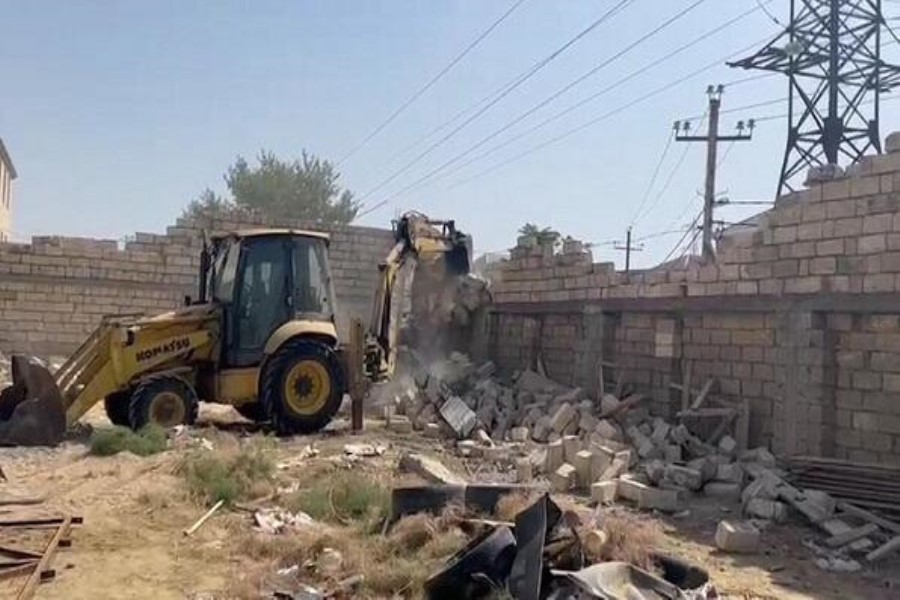Bakıda qanunsuz tikililər söküldü - Video