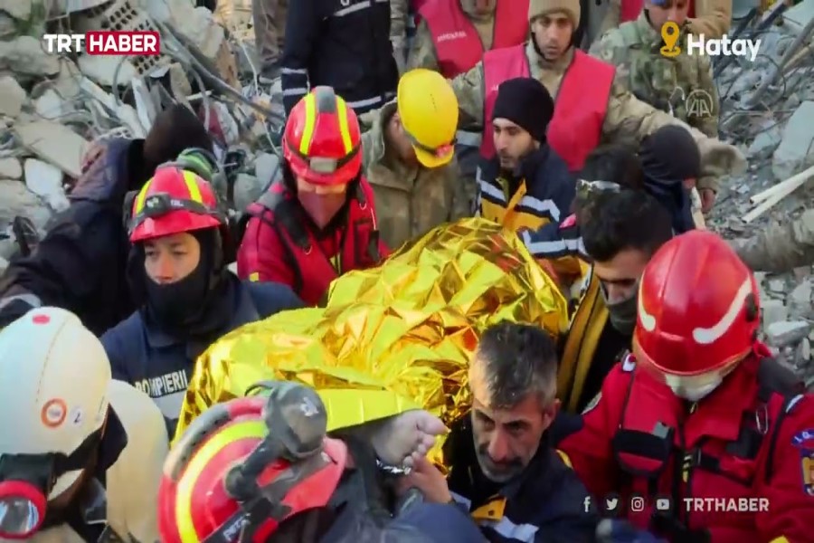 149-cu saatda 35 yaşlı Mustafa adlı vətəndaş dağıntılar altından xilas edildi - VİDEO