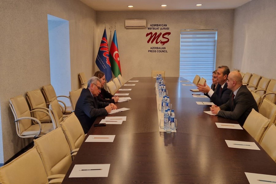 ABŞ səfirliyinin mətbuat katibi Mətbuat Şurasında olub (FOTO)