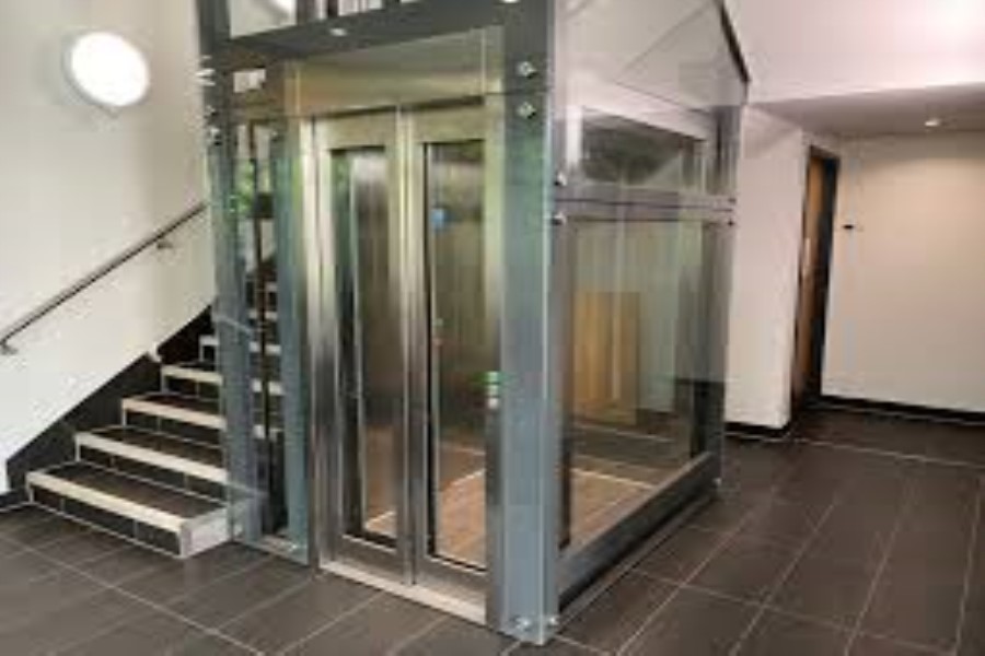 Doqquzmərtəbəli yaşayış binasının liftində vətəndaşlar köməksiz vəziyyətdə qalıb