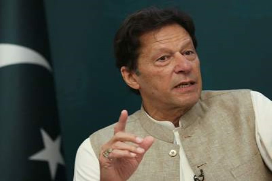 Dəmir barmaqlıqlar arxasında olan Pakistanın keçmiş baş naziri adam öldürməyə cəhddə ittiham olunur