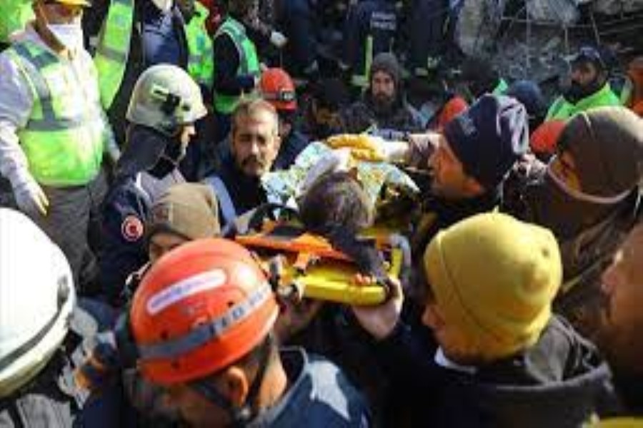 Hatayda baş verən zəlzələnin 108-ci saatında ana və 3 uşağı dağıntılar altından xilas edilib - ÖZƏL