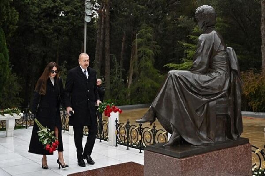 İlham Əliyev Zərifə Əliyevanın məzarını ziyarət etdi