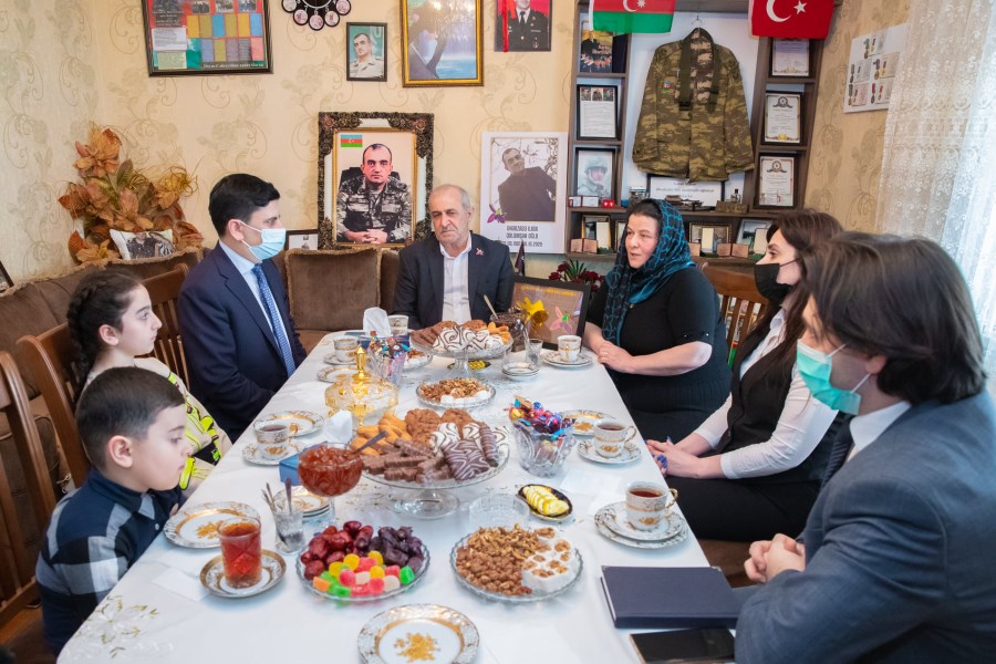 Yeni mənzillə təmin olunmuş şəhid ailəsi ziyarət edilib - FOTO