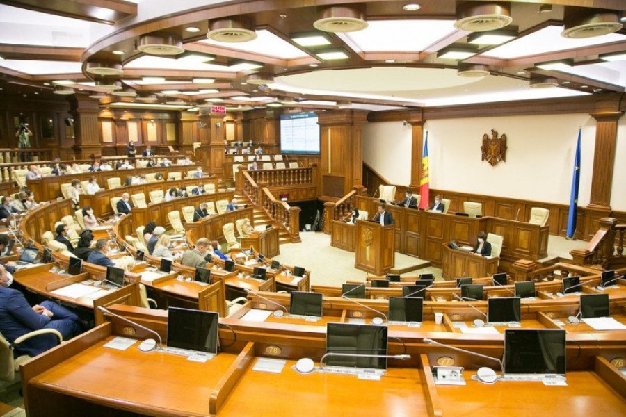 Moldova parlamentindəki müxalifət baş naziri qanunsuzluqda ittiham edib və ona qandal verib - ÖZƏL