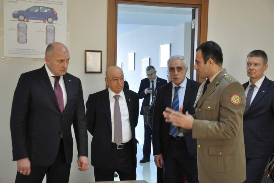 Rusiya fövqəladə hallar naziri Aleksandr Kurenkov FHN-in Akademiyasında olub