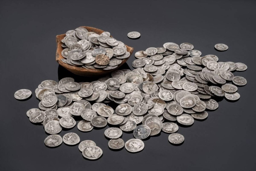 İngiltərədə İmperator Neronun dövründə basdırılmış 1300-dən çox sikkə tapılıb