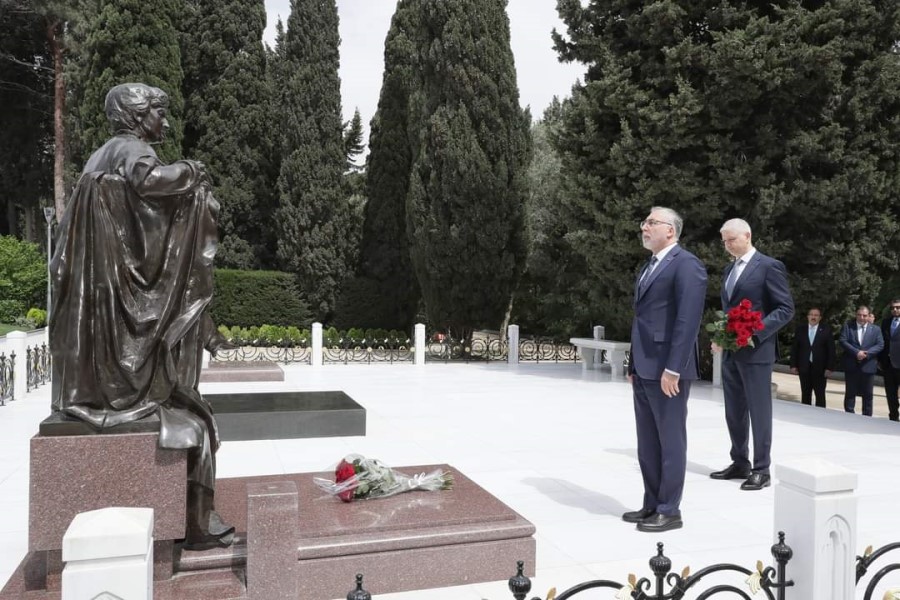 Türkiyə nümayəndə heyəti Fəxri xiyabanda Ulu Öndər Heydər Əliyevin məzarını və Şəhidlər xiyabanını ziyarət edib