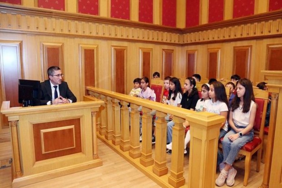Ali Məhkəmədə “Açıq qapı” günü keçirilib, məktəblilər qurumun fəaliyyəti barədə məlumatlandırılıblar
