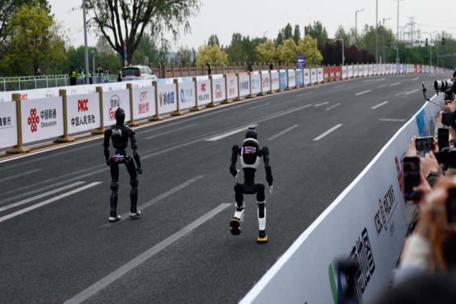 Çində humanoid robotlar yarımarafonda rekord nəticə göstərib
